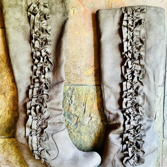 ELLE RIVA GREY WEDGES.. knee high boots beautiful pattern adorns the sides Size7 - Picture 8 of 8